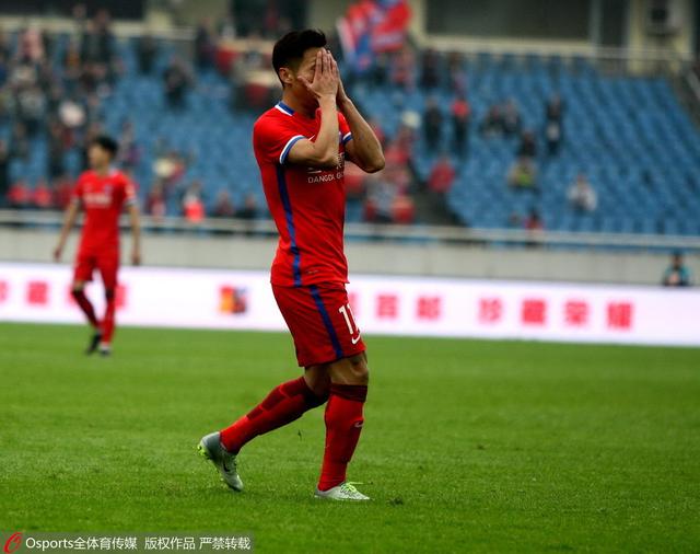 NFL传奇巨星汤姆-布雷迪在今年夏天成为了伯明翰的股东，随后俱乐部突然解雇了主帅尤斯泰斯，并在10月选择任命鲁尼为新帅。